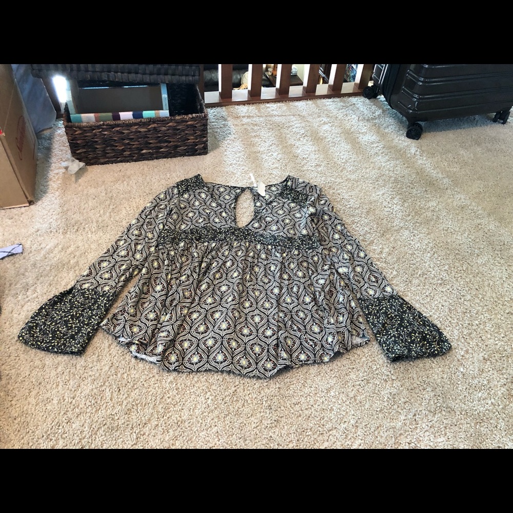 Black Patterned Open Back Flowy Top Never Worn - image 1